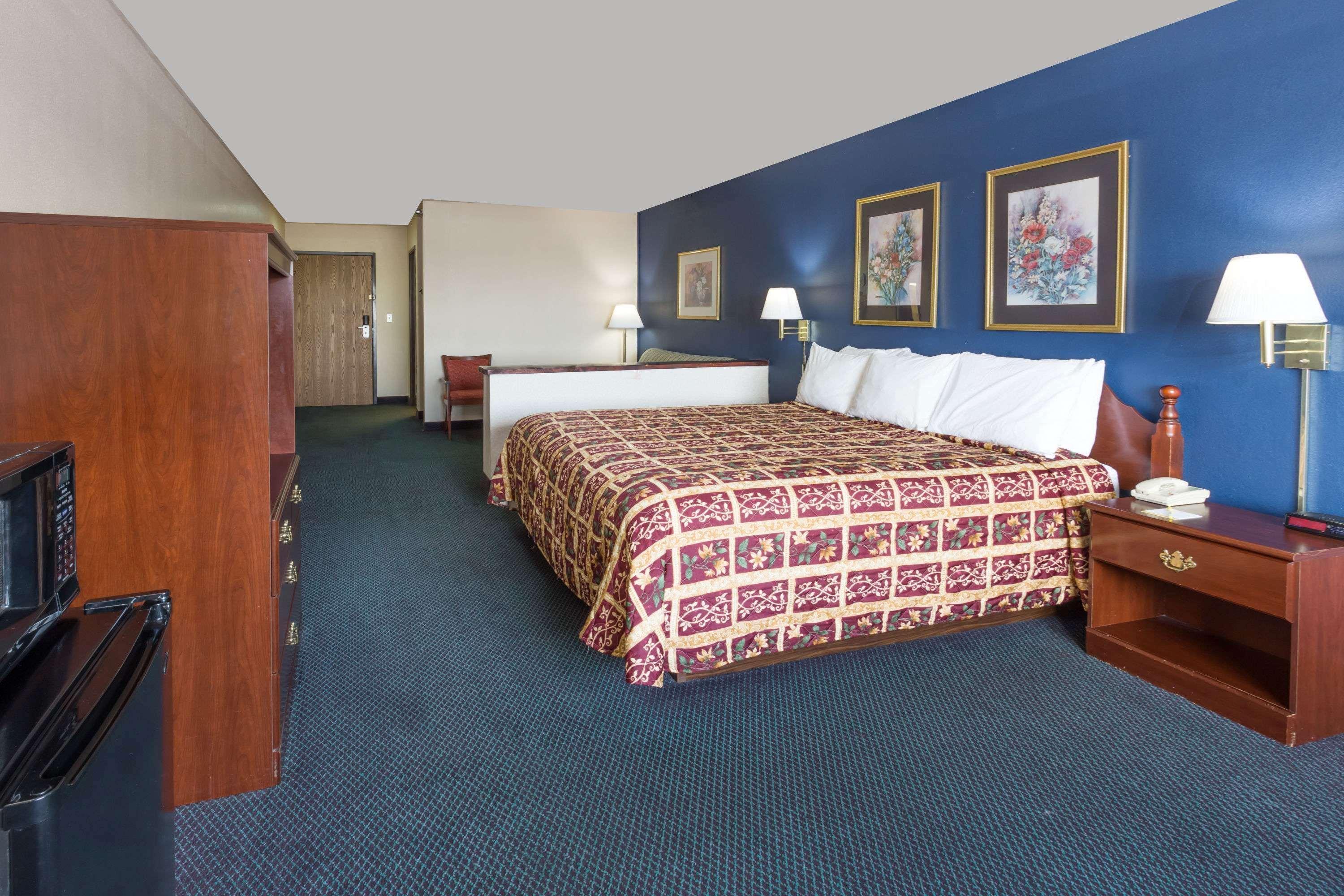 Days Inn & Suites By Wyndham Of Morris Dış mekan fotoğraf