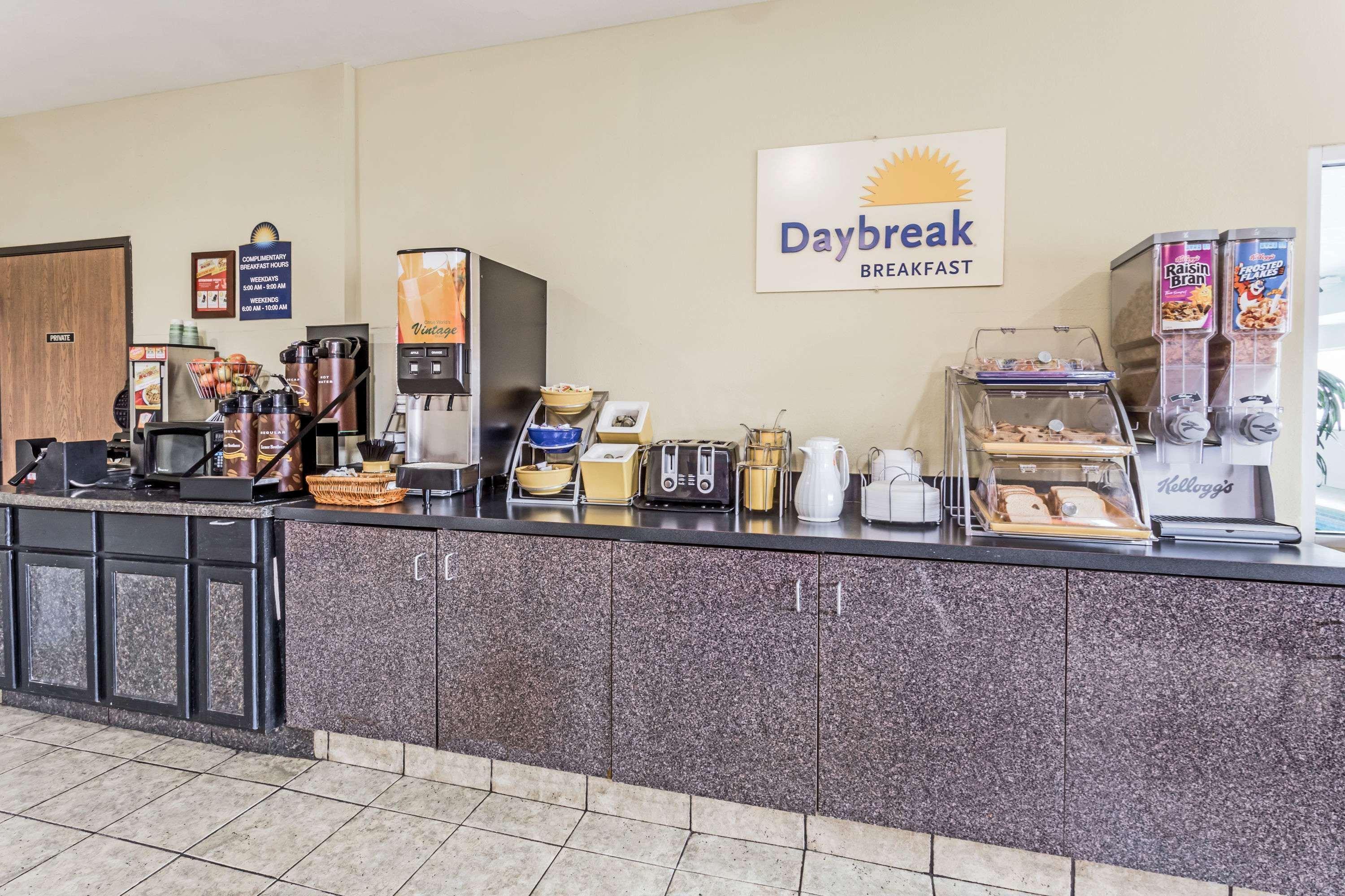 Days Inn & Suites By Wyndham Of Morris Dış mekan fotoğraf
